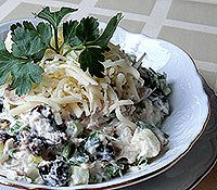 Салат з куркою і чорносливом