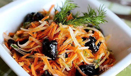 Поживний весняний салат з моркви, кольрабі та чорносливу