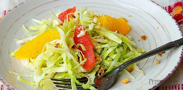 Простий рецепт приготування вітамінного капустяного салату з цитрусами