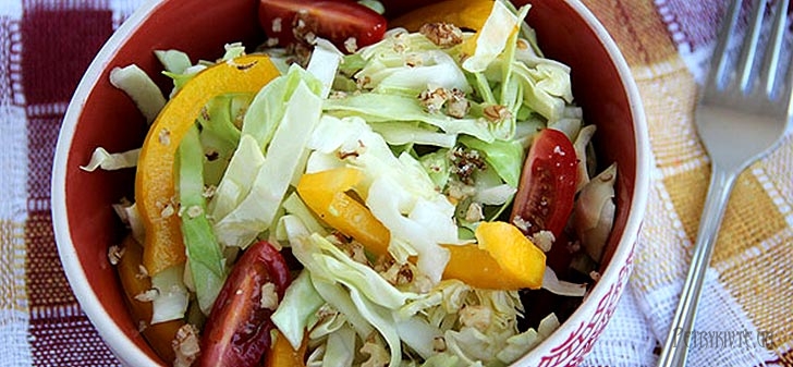Рецепт приготування хрусткого вітамінного салату з молодих літніх овочів з грецькими горіхами