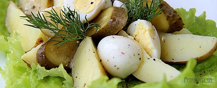 Рецепт приготування смачного та ситного салату з молодої картоплі і маринованих огірочків